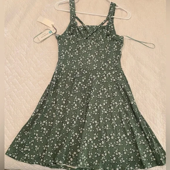 nine britton | Dresses | Small Sage Green Floral Dress | Poshmark